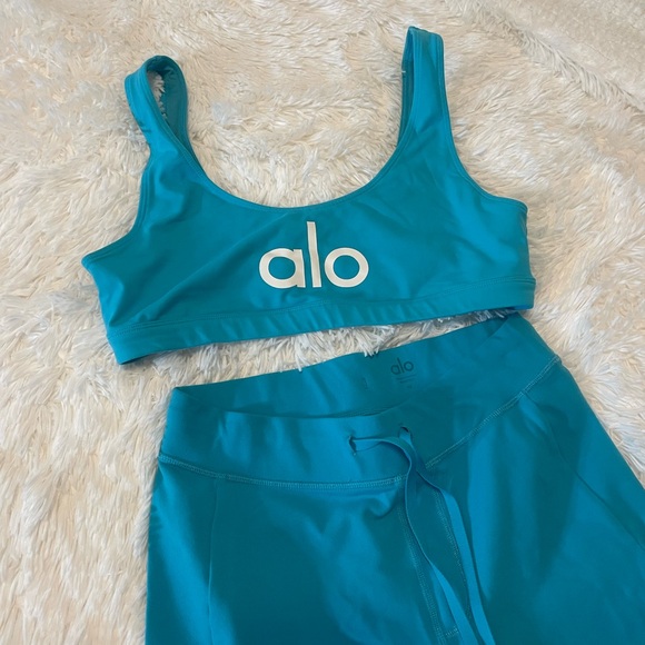 Women’s, 2 piece sports bra & leggings set - Picture 2 of 10